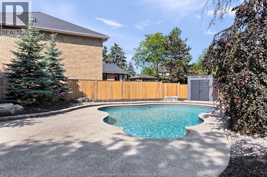 15 Fasan Crescent, Tecumseh — photograph 2