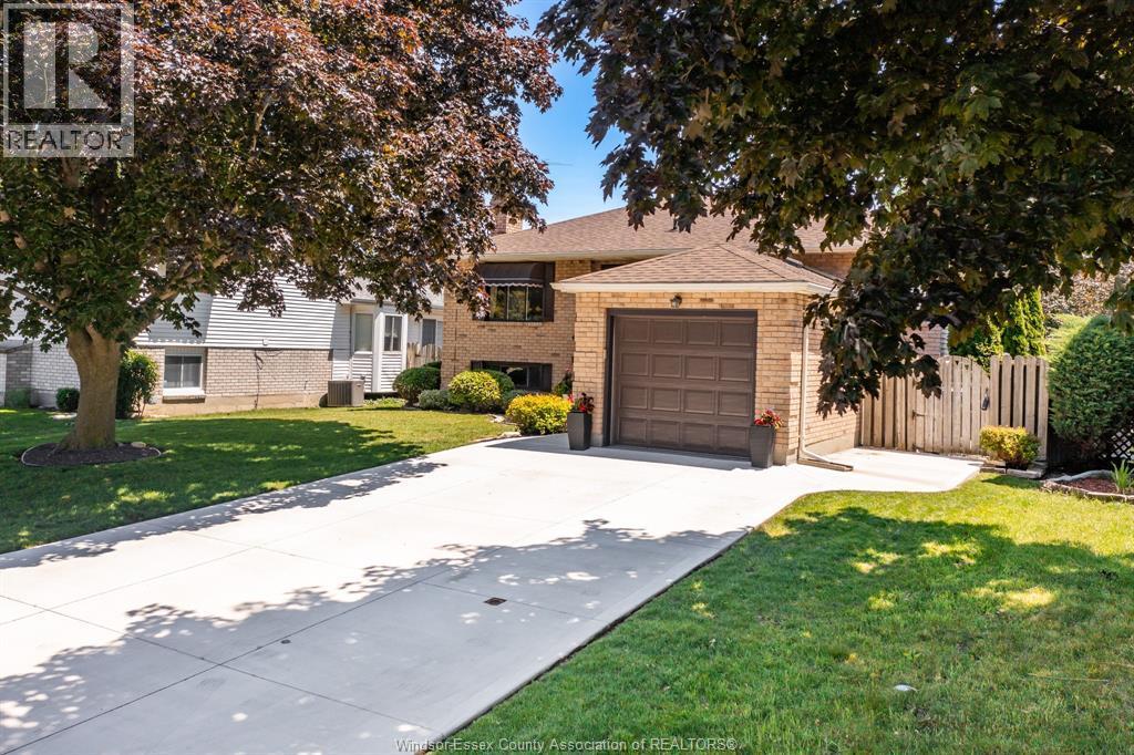 384 Amberly Crescent, Tecumseh — photograph 2