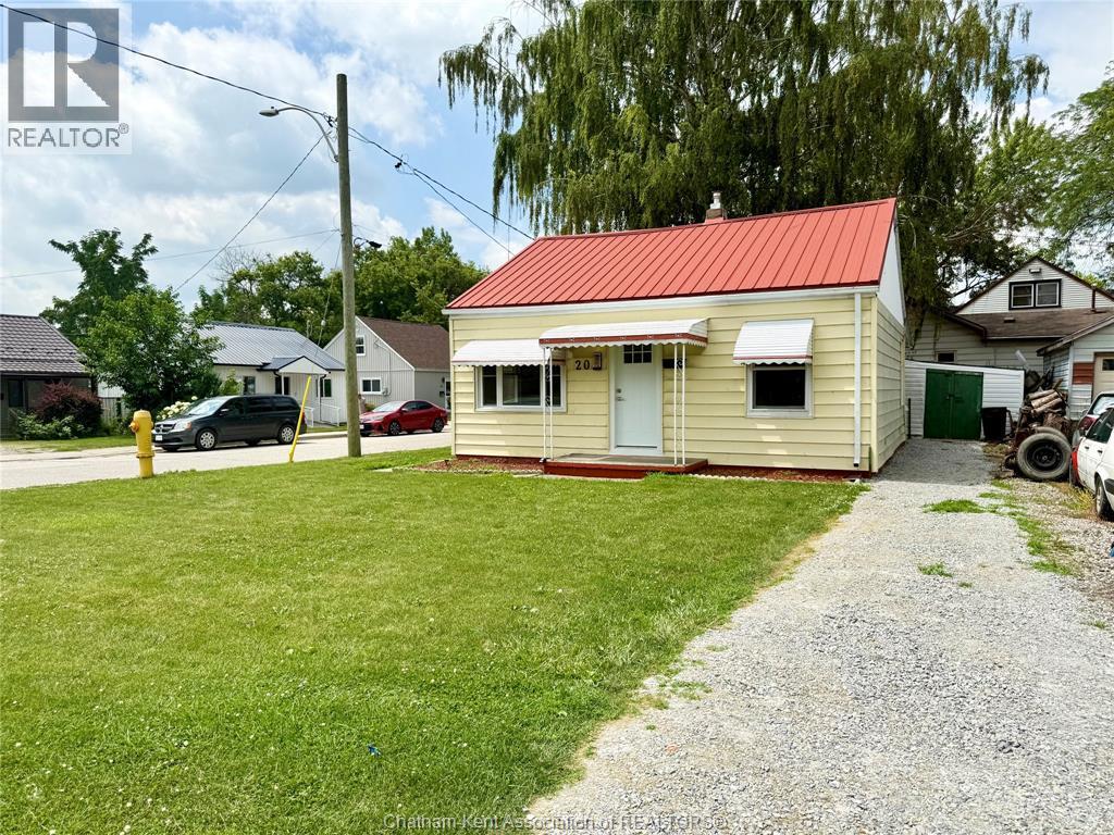 20 McNaughton Avenue, Wallaceburg — photograph 2