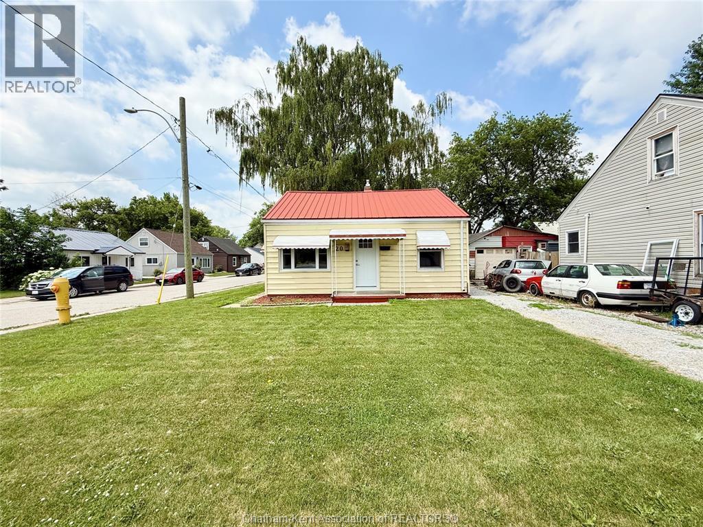 20 McNaughton Avenue, Wallaceburg — photograph 3