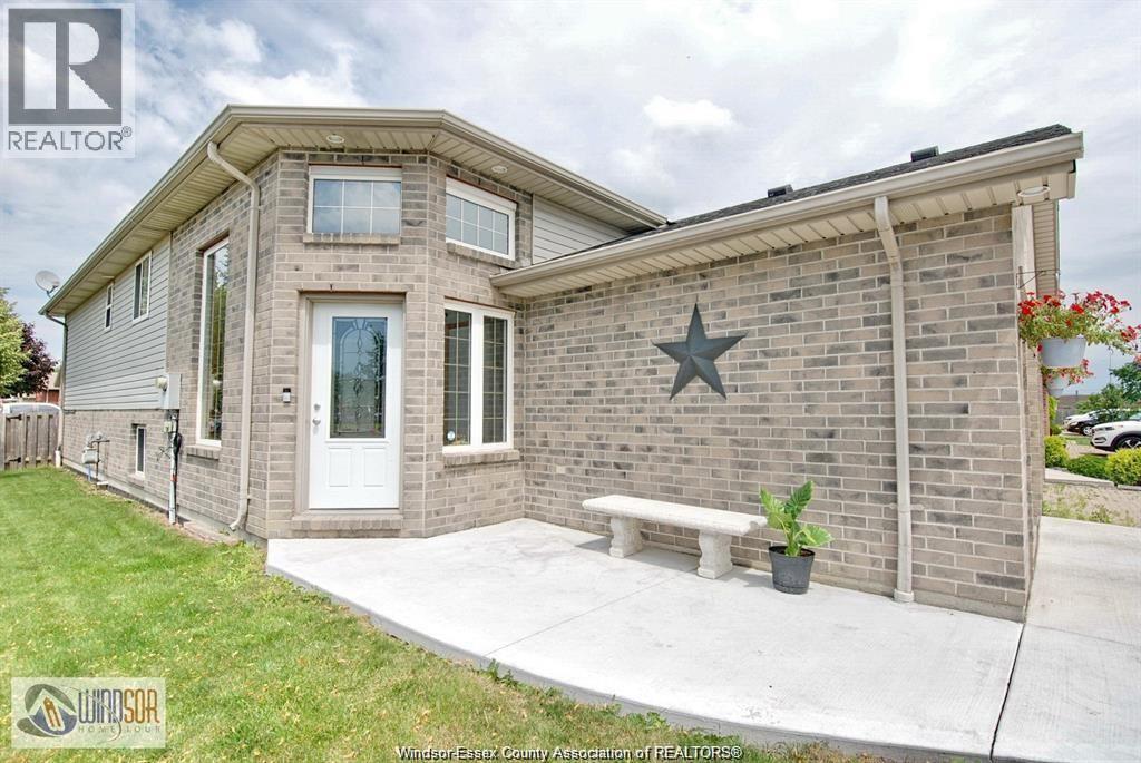 1526 Highnoon Drive, Windsor — photograph 2