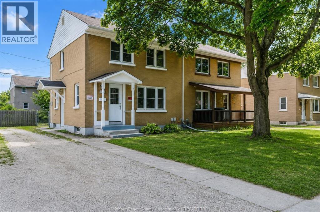 6-bedroom Single Family at 2123 Secord, Windsor — photograph 2