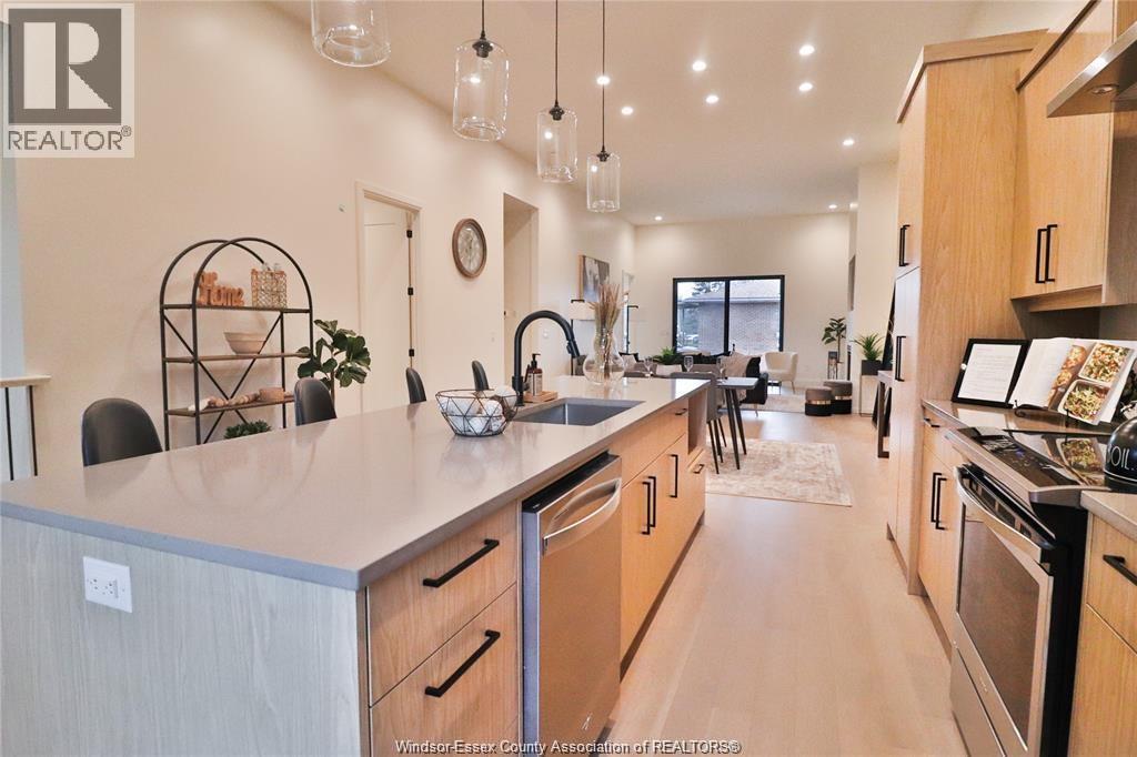654 Lily Mac, Windsor — photograph 3