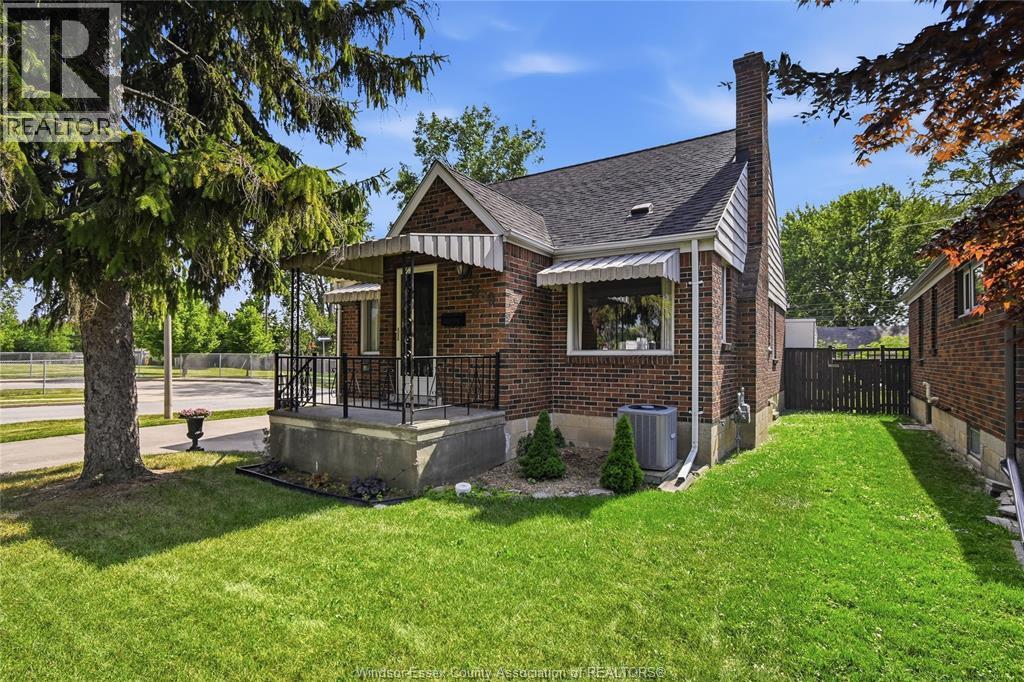 3-bedroom Single Family at 889 Patrice Drive, Windsor — photograph 3