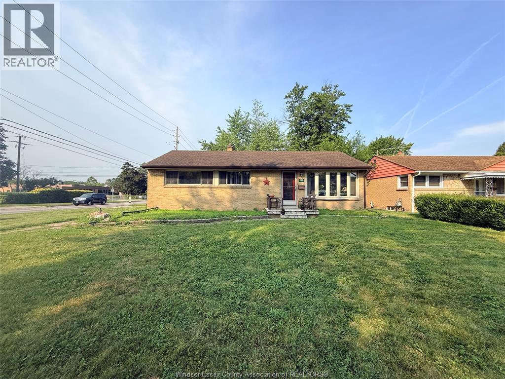 3199 Mark, Windsor — photograph 2