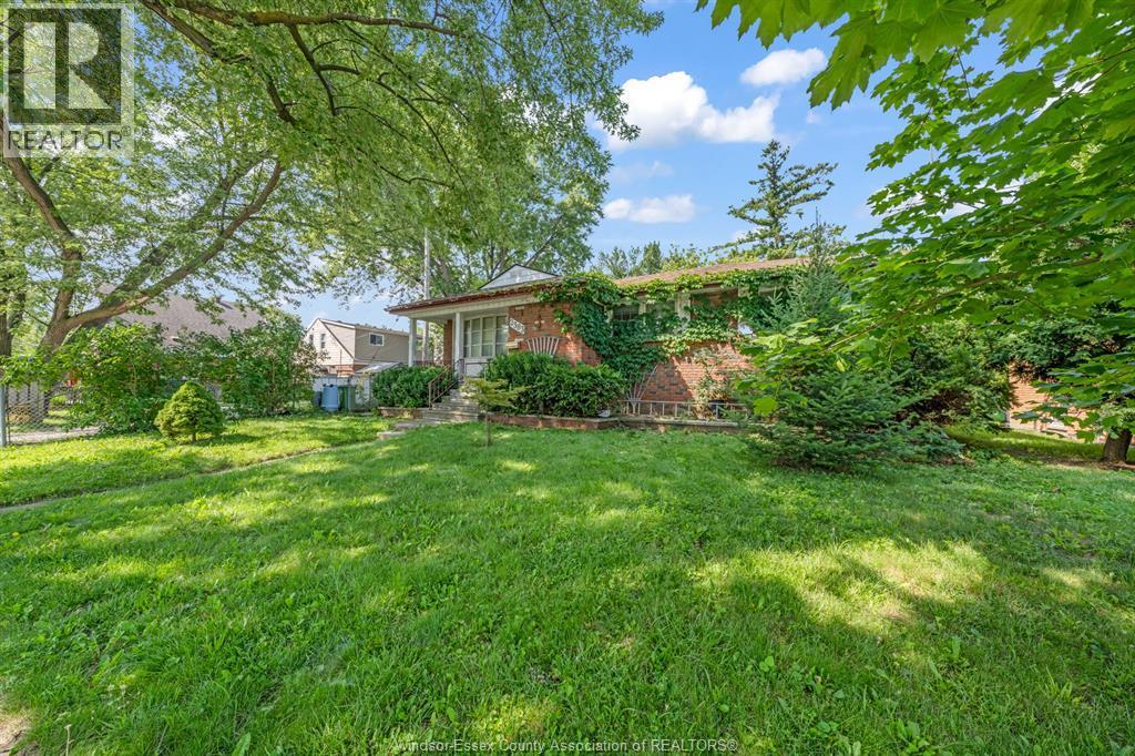 2383 Woodlawn, Windsor — photograph 3