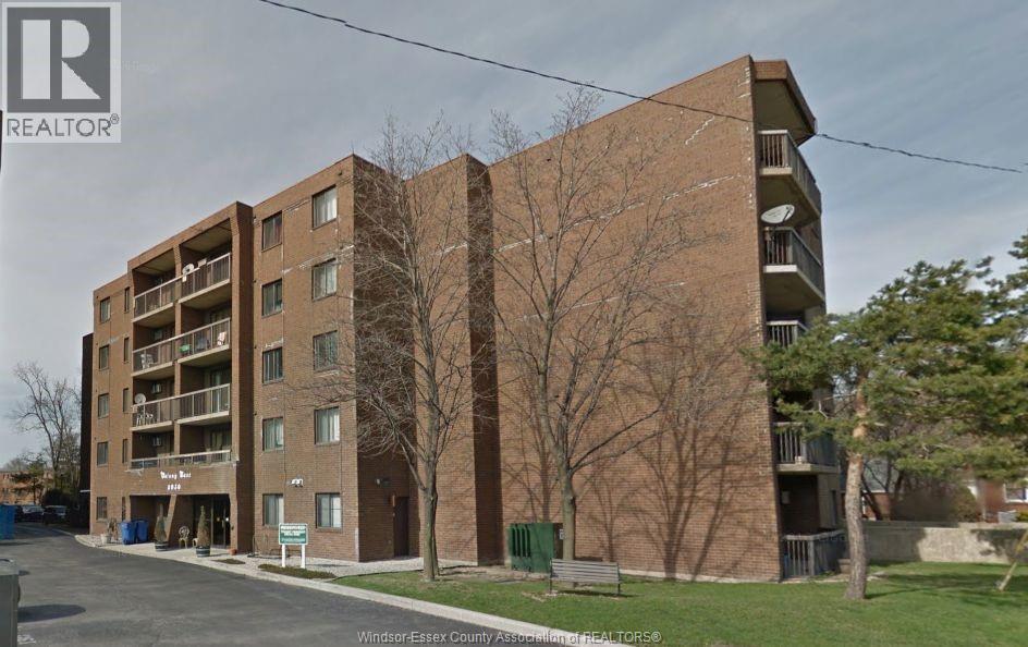 Single Family — 3950 Wyandotte Street, Windsor, Ontario