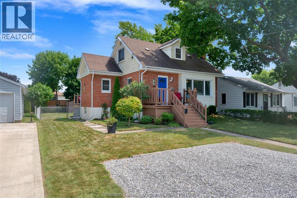 3-bedroom Single Family at 94 Dundas Street, Wallaceburg — photograph 2