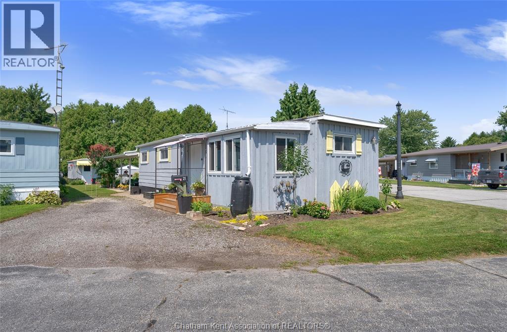 3-bedroom Single Family at 22220 Charing Cross Road #21, Chatham — photograph 3