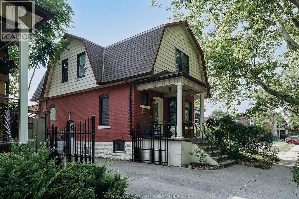 819 Windermere, Windsor — photograph 2