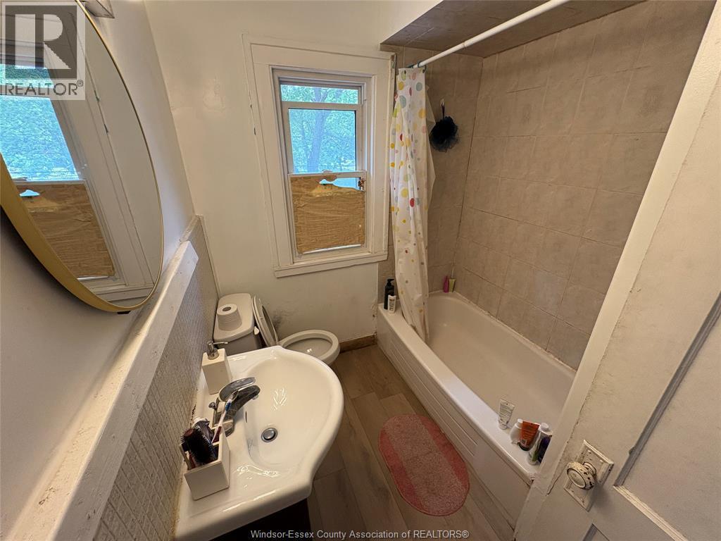 3046 Alexander #UPPER, Windsor — photograph 3