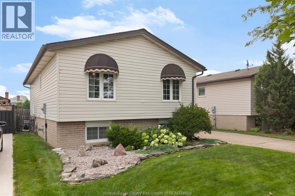 3040 Loebach, Windsor — photograph 2