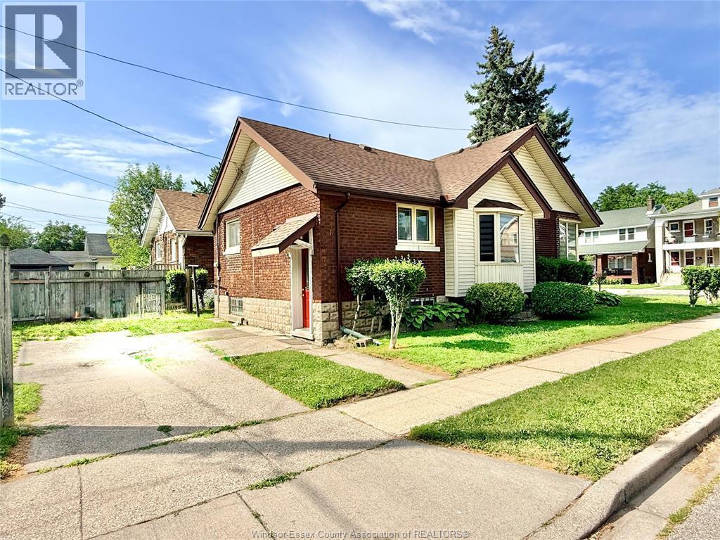 1404 Dougall Avenue, Windsor — photograph 2