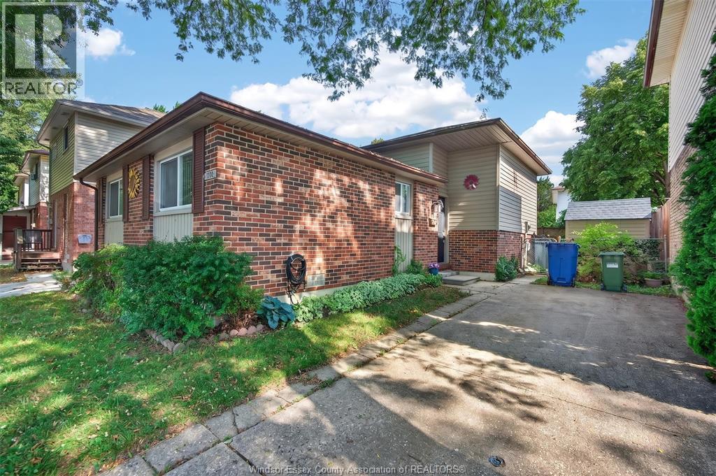 1240 Arncliffe Place, Windsor — photograph 2