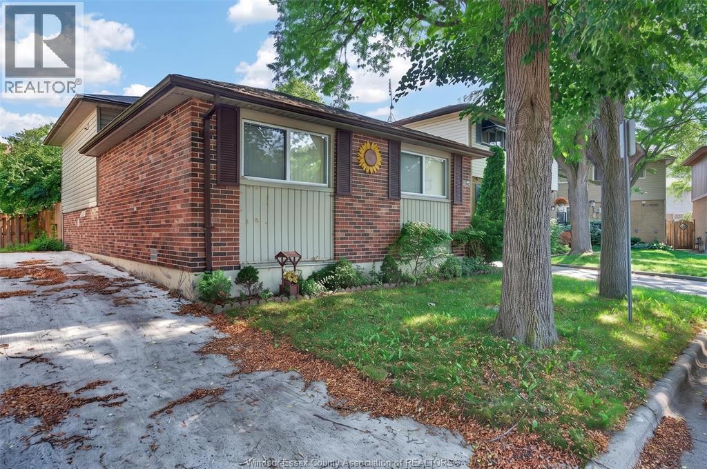 1240 Arncliffe Place, Windsor — photograph 3