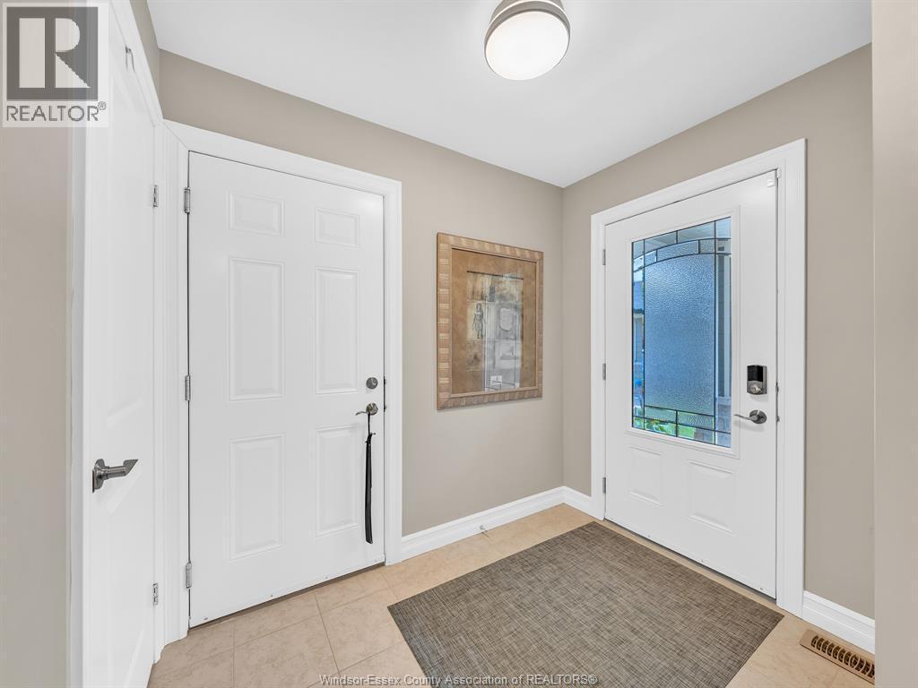 2425 Skinner, LaSalle — photograph 2