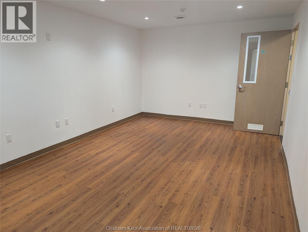 425 McNaughton Avenue #14, Chatham — photograph 2