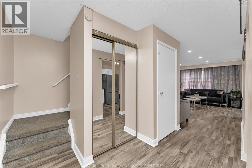 3081 Fairlane Crescent, Windsor — photograph 2