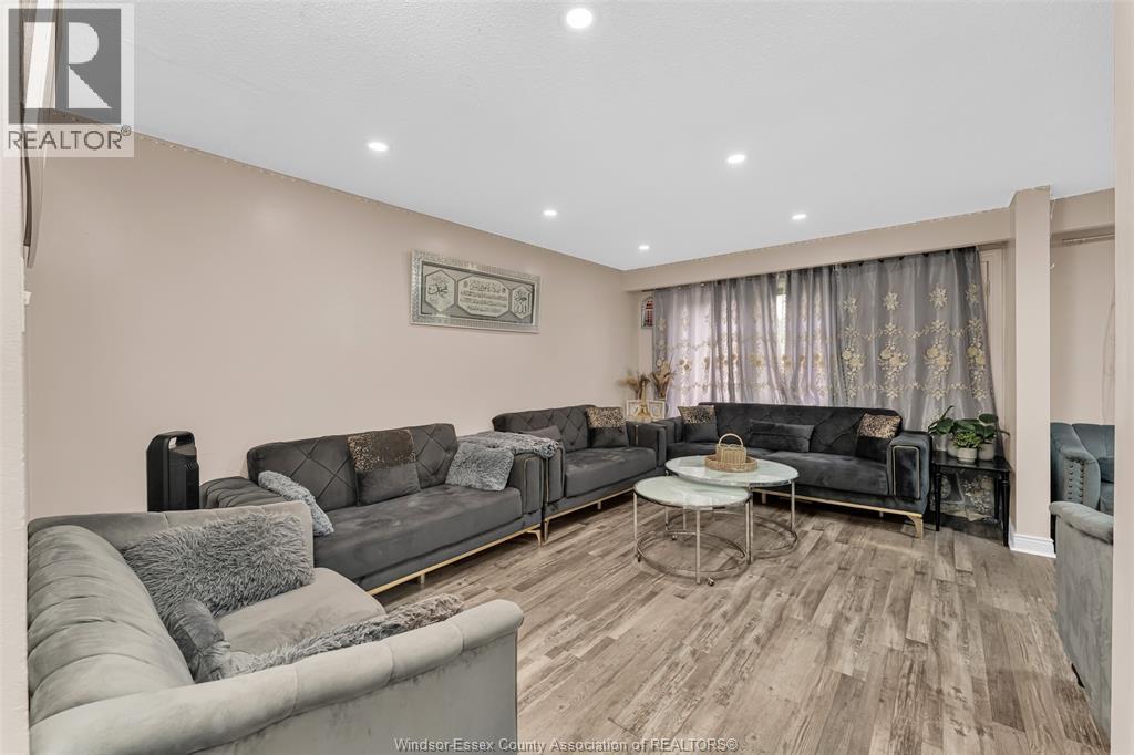 3081 Fairlane Crescent, Windsor — photograph 3