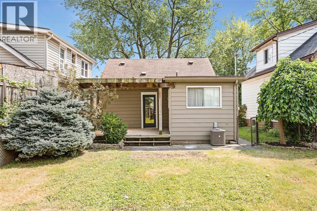 720 Bensette Street, Windsor — photograph 3