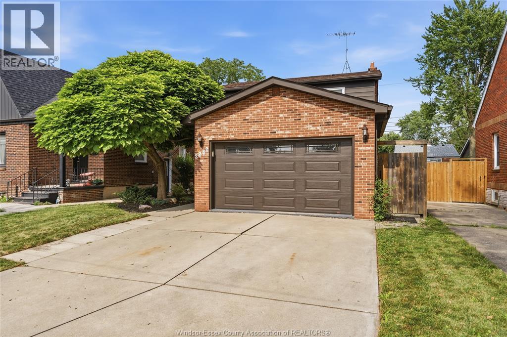 2282 Woodlawn, Windsor — photograph 2