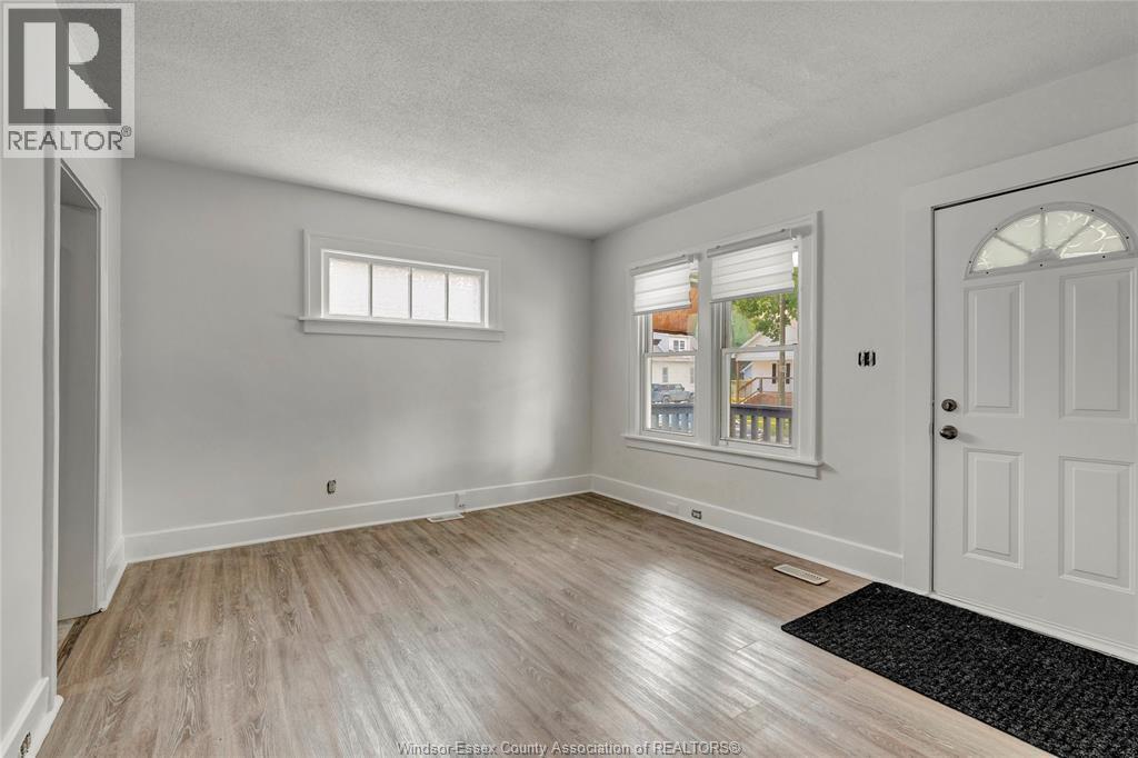 842-844 Ellrose Avenue #DUPLEX, Windsor — photograph 2