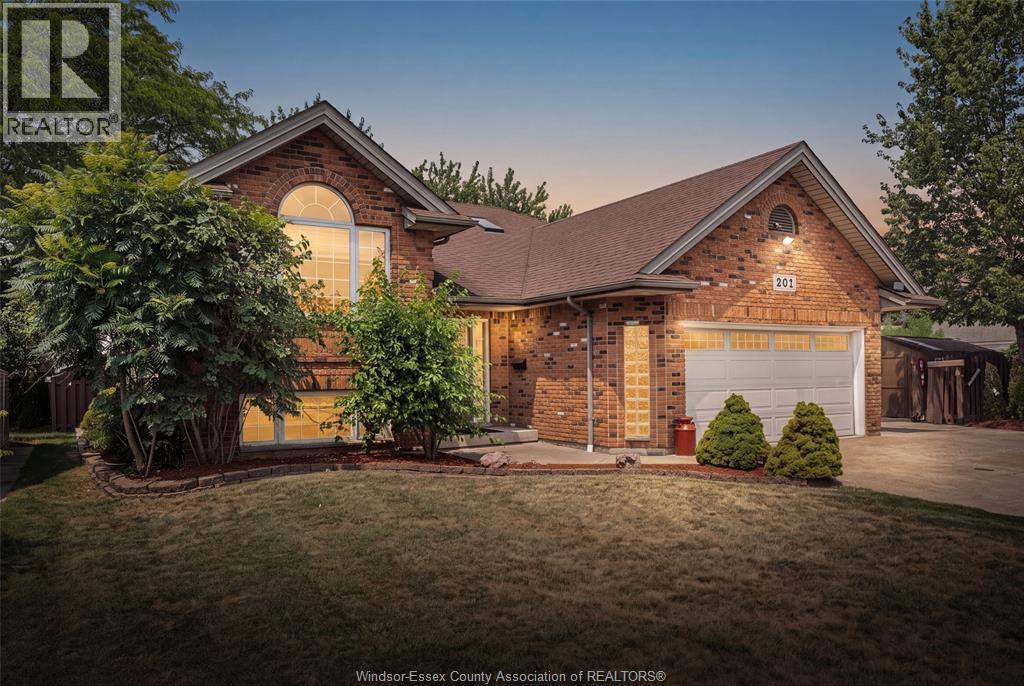 201 Maplewood Drive, Lakeshore — primary photograph