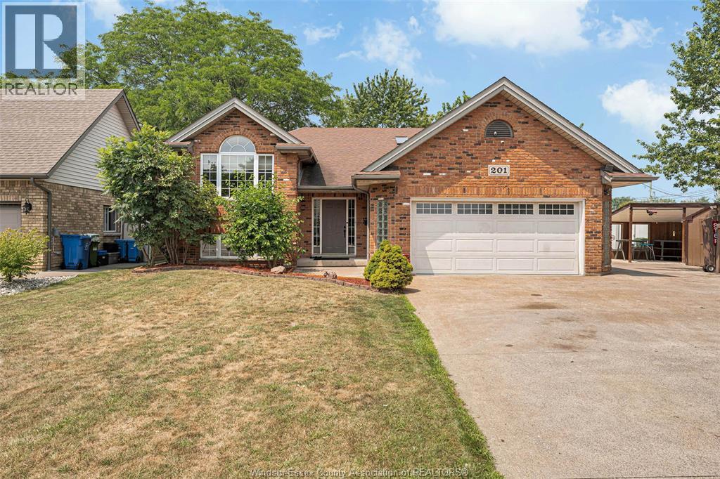 201 Maplewood Drive, Lakeshore — photograph 2
