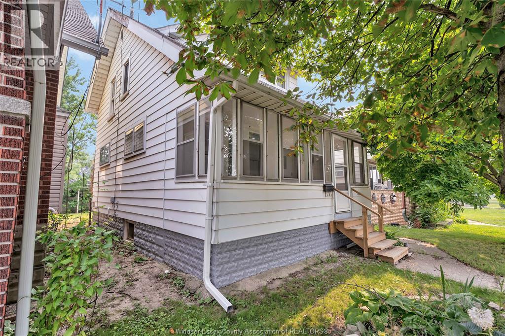 4-bedroom Single Family at 1245 Giles Boulevard, Windsor — photograph 2