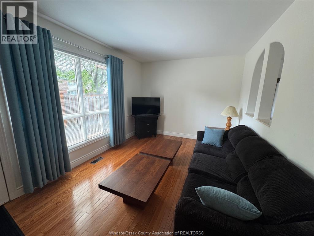 5458 Lassaline Avenue, Windsor — photograph 2