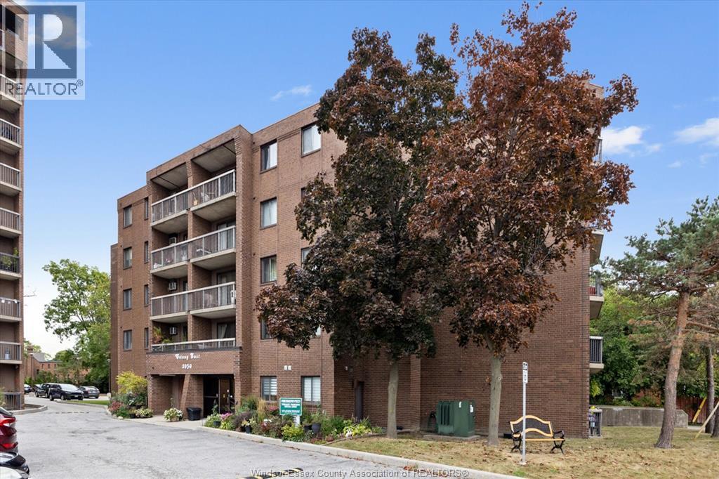Single Family — 3950 Wyandotte Street, Windsor, Ontario