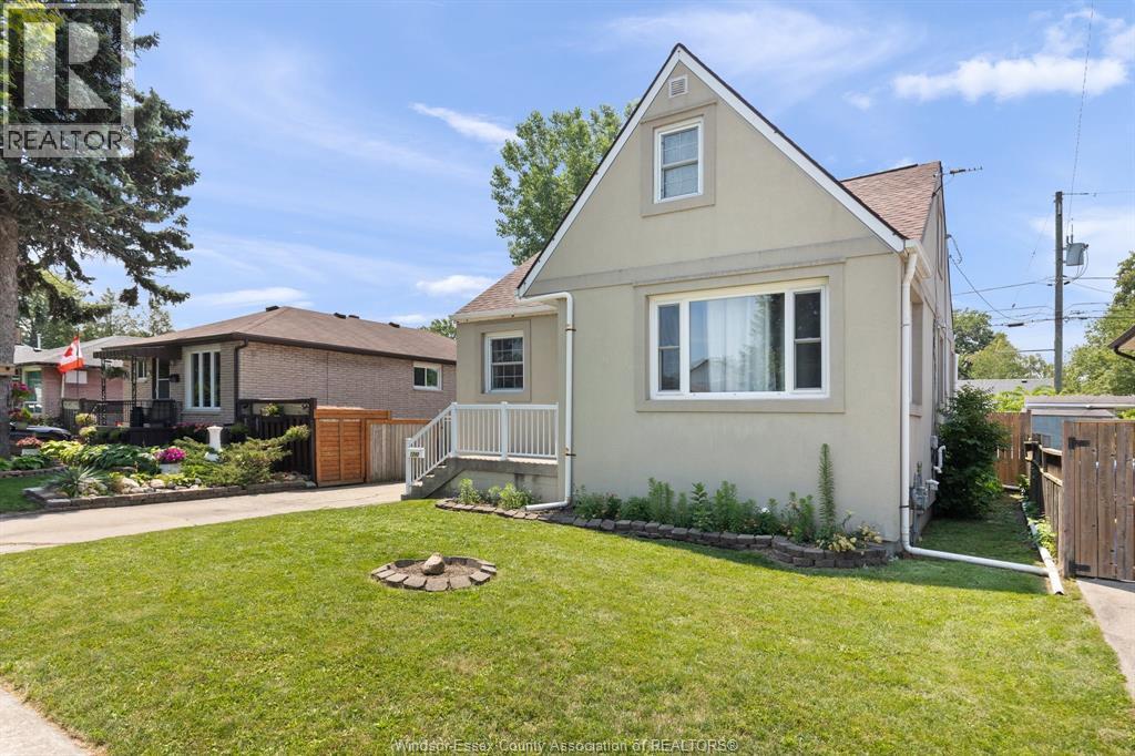 5-bedroom Single Family at 1249 Westcott, Windsor — photograph 2