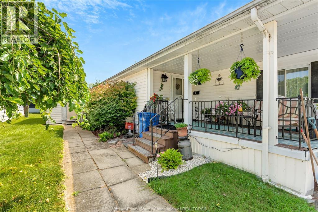 4 Robin Court, Lakeshore — photograph 2