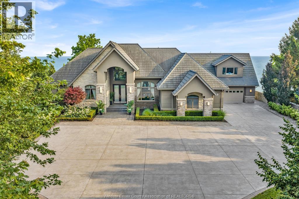 6-bedroom Single Family at 320 Seacliff Drive, Leamington — photograph 2