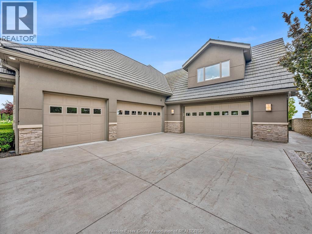 6-bedroom Single Family at 320 Seacliff Drive, Leamington — photograph 3