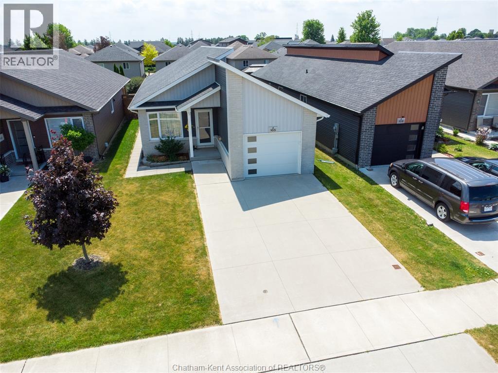 3-bedroom Single Family at 105 Moonstone Crescent, Chatham — photograph 2