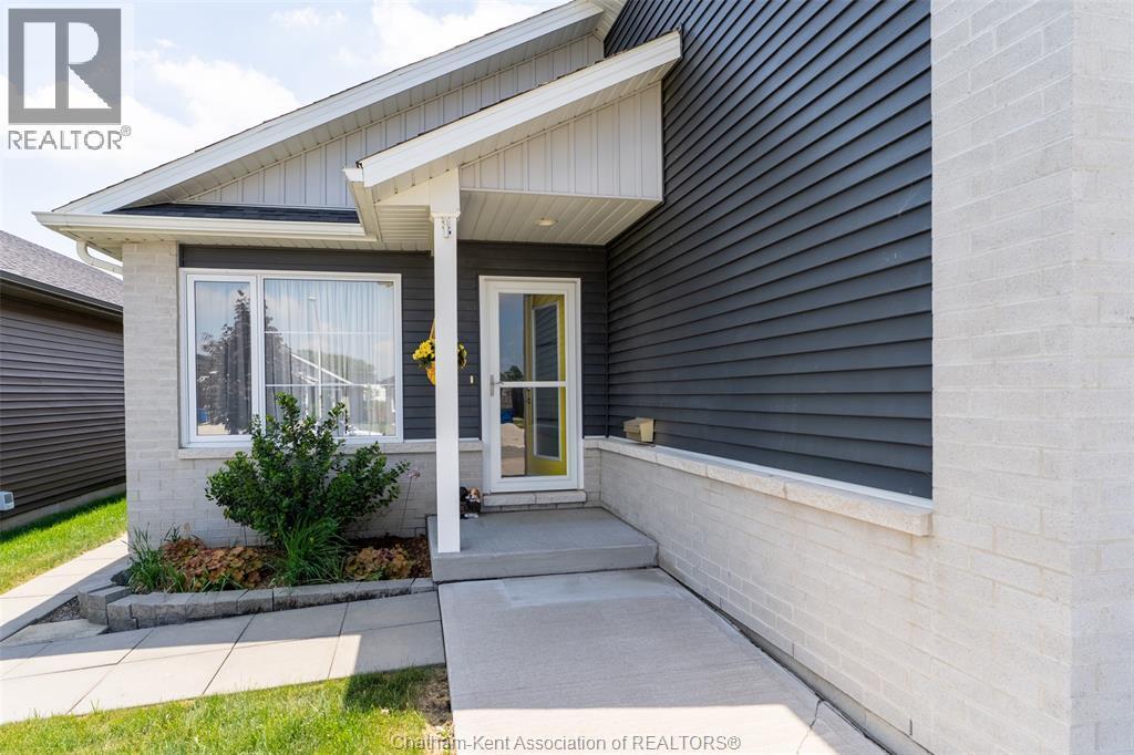 3-bedroom Single Family at 105 Moonstone Crescent, Chatham — photograph 3