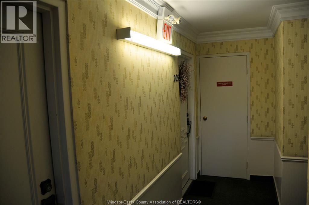 3044 Sandwich #203, Windsor — photograph 3