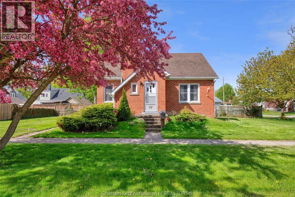Single Family — 17 Grand Avenue, Wallaceburg, Ontario