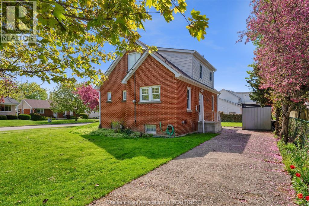 3-bedroom Single Family at 17 Grand Avenue, Wallaceburg — photograph 3