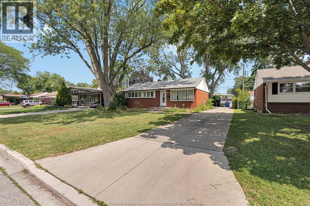 3660 Roxborough, Windsor — photograph 2
