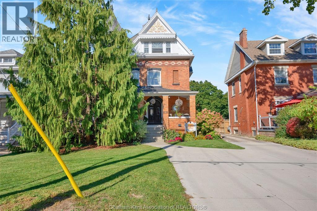 325 Wellington Street, Chatham — photograph 2