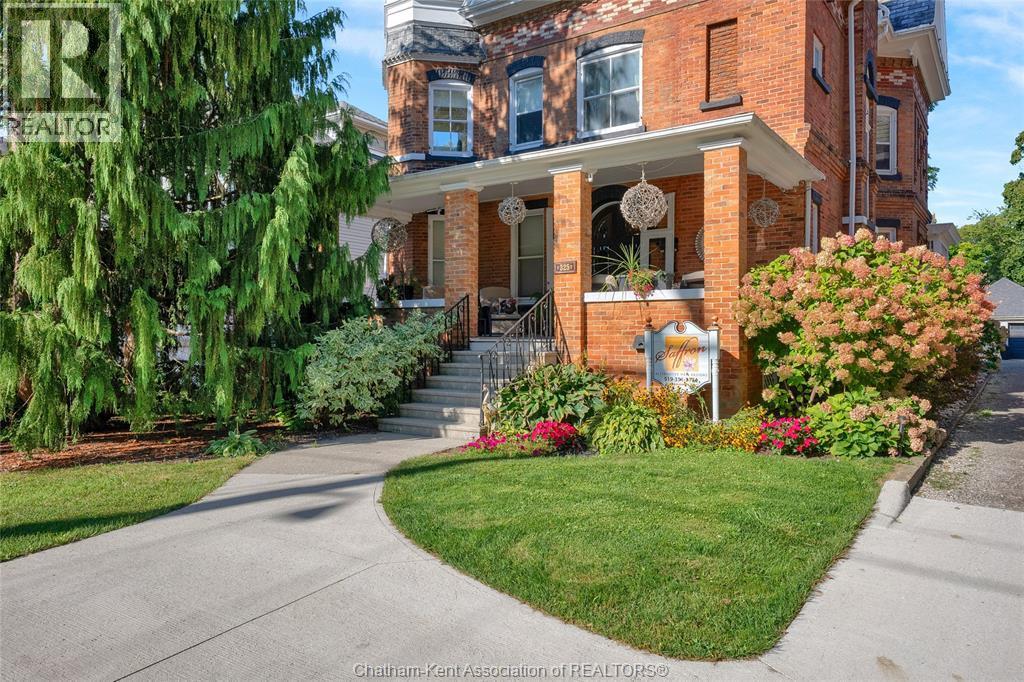 325 Wellington Street, Chatham — photograph 3