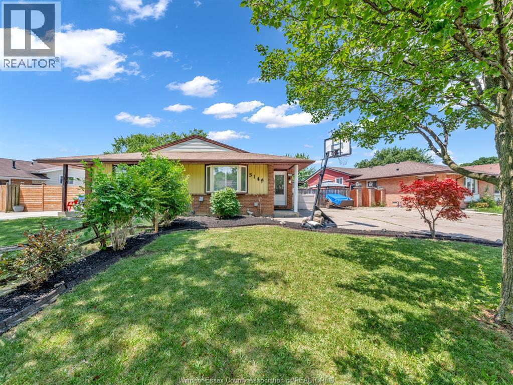 3149 Elmwood Crescent, Windsor — photograph 2