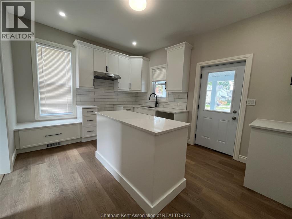 205 St.clair Street, Chatham — photograph 2