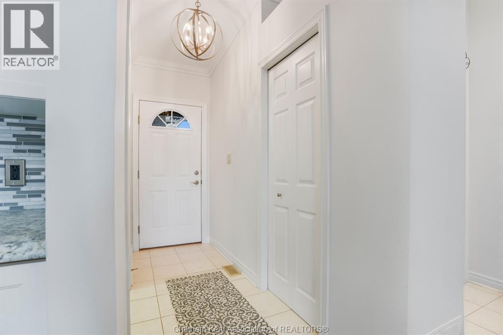 24 McIntosh Avenue, Chatham — photograph 3