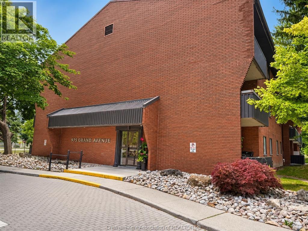 Single Family — 975 Grand Avenue, Chatham, Ontario