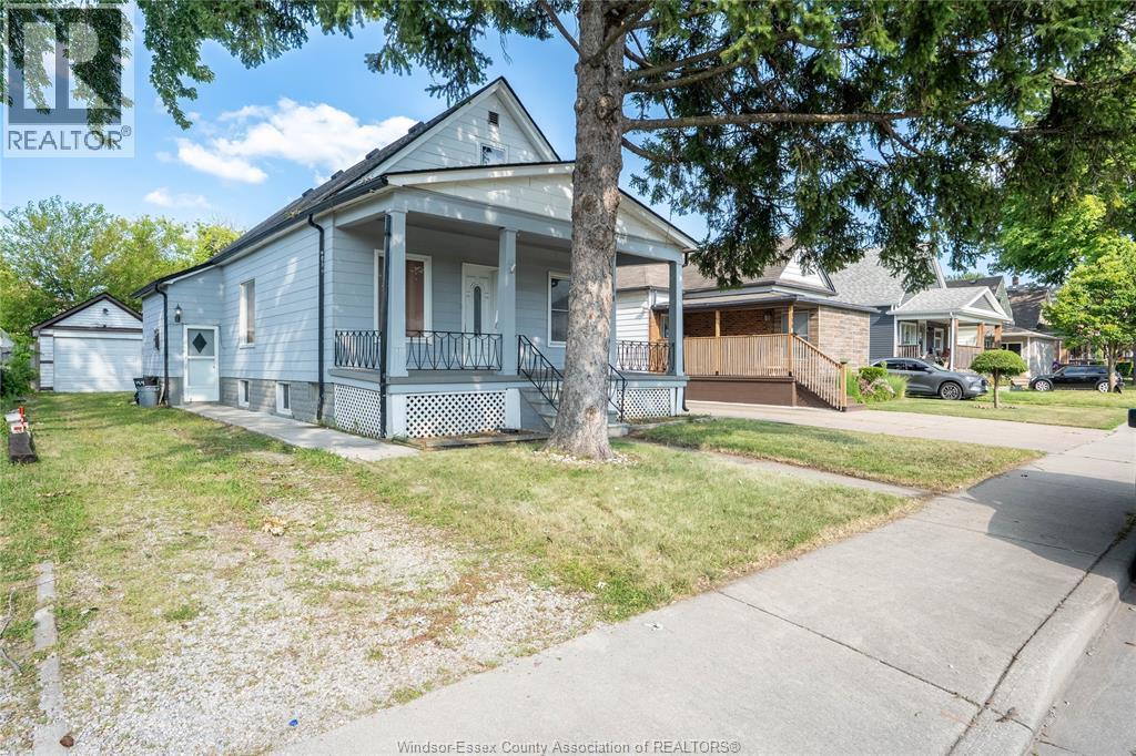 4-bedroom Single Family at 354 Curry Avenue, Windsor — photograph 2