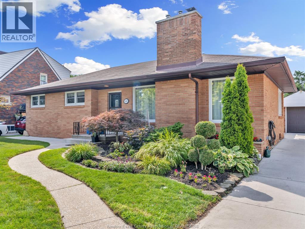 2065 Verdun Avenue, Windsor — photograph 3