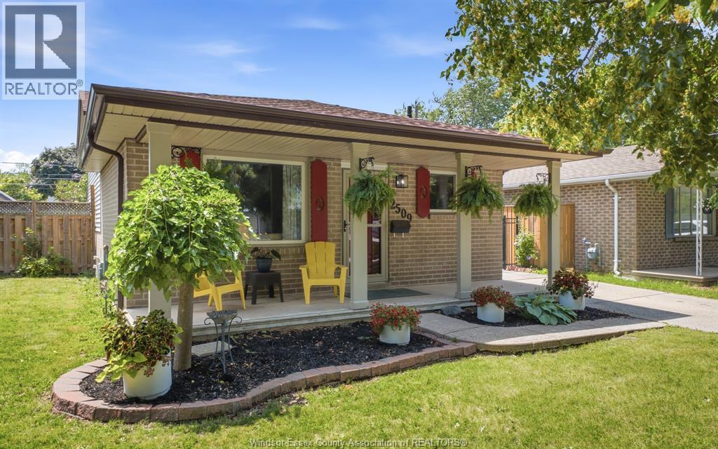 2509 Ellrose, Windsor — photograph 3